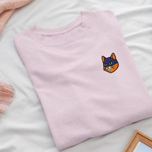 Sudadera de cuello redondo bordada con diseño de gato atigrado ladrón - Algodón suave - Variedad ilimitada de colores - Regalo para amantes de los gatos