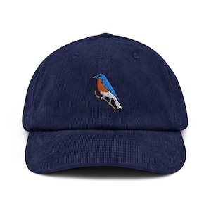 Chapeau en velours côtelé brodé oiseau bleu de l'Est - Velours côtelé 100 % coton dans une variété de couleurs Essentiel de la garde-robe