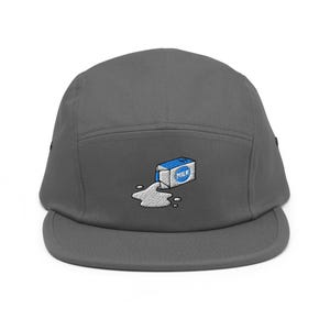 Casquette de camping-car brodée 5 panneaux en carton de lait renversé - Coupe confortable en pur coton dans une variété de couleurs - Drame laitier idiot