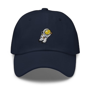 Gorra de papá bordada con astronauta flotante: diseño moderno y desestructurado; cómoda sarga de algodón chino en una variedad de colores