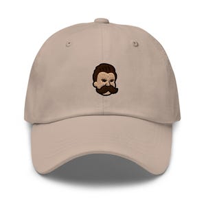 Cappellino da papà ricamato con il personaggio dei cartoni animati Friedrich Nietzsche: cappello unisex regolabile in twill di cotone chino