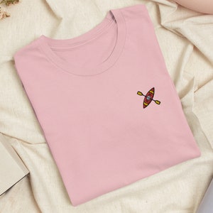 Camiseta bordada en kayak con elasticidad cómoda: suave, ligera y en una variedad de colores.
