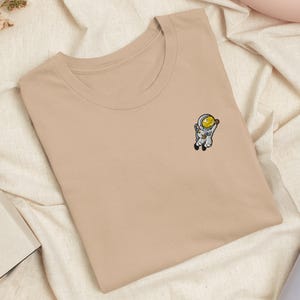 Camiseta bordada con astronauta flotante con elasticidad cómoda: suave, liviana, variedad de colores