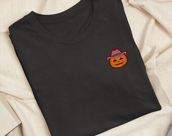 Camiseta bordada con calabaza de Halloween y sombrero moderno: algodón ligero, corte unisex.