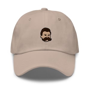 Cartoon Friedrich Nietzsche geborduurde vaderpet - trendy ontwerp met onbeperkte kleuren - comfortabele chino-katoenkeperstof - cadeau filosoof