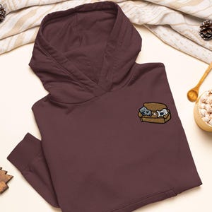 Felpa con cappuccio pesante in misto cotone ricamata con gatti che scoreggiano sul divano - Elegante e morbido cotone - Varietà di colori - Arte giocosa per gli amanti dei gatti