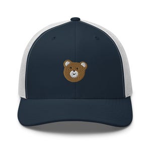 Braune Mr. Teddy Bear Gestickte Retro Trucker-Mütze - Strukturiert mit Netzrücken in verschiedenen Farben