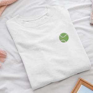 Sweatshirt met ronde hals geborduurd op tennisbal: katoenmix, pasvorm uniseks