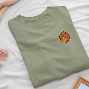 Sudadera de cuello redondo bordada con gorro de gato y fresa - Algodón suave - Variedad ilimitada de colores - Regalo divertido para amantes de los gatos
