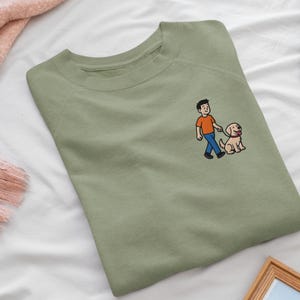 Sudadera de cuello redondo bordada con diseño de hombre paseando a su perro - Algodón suave - Variedad ilimitada de colores - Un bonito regalo para los amantes de los perros