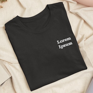 Camiseta bordada Lorem Ipsum: algodón ligero, ajuste unisex