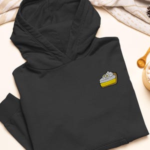 Bluza z kapturem Banana Cream Pie z haftem Heavy Blend - stylowa miękka bawełna - różnorodność kolorów - prezent dla smakosza deserów