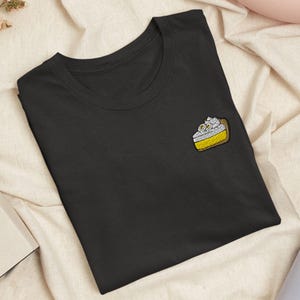 Koszulka z haftem Banana Cream Pie z wygodnym stretchem - miękka, lekka, w różnych kolorach - prezent dla smakosza deserów