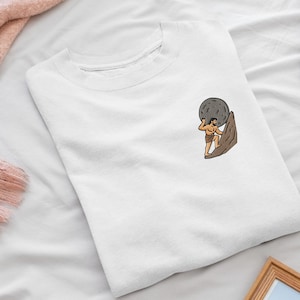 岩を押すシシュポスの刺繍入りクルーネックスウェットシャツ - ソフトコットン - 豊富なカラーバリエーション - ギリシャ神話と不条理な贈り物