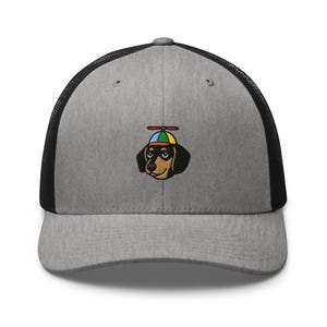 Gorra de camionero retro bordada con diseño de perro salchicha con hélice, estructurada con parte trasera de malla en una variedad ilimitada de colores - Motivo "Doxie Lovers"