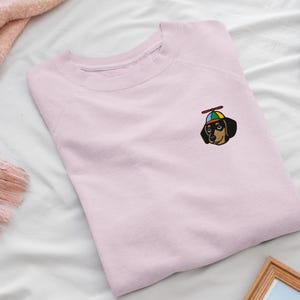 Sudadera de cuello redondo bordada con sombrero de hélice de perro salchicha - Algodón suave - Variedad ilimitada de colores - Regalo divertido para los amantes de los perros salchicha