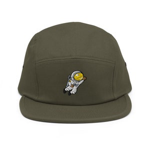 Gorra de acampada de cinco paneles bordada con astronauta flotante: algodón puro, ajuste cómodo en una variedad de colores