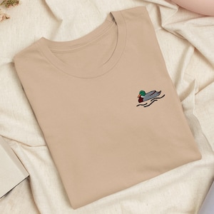 Camiseta bordada de pato selvagem com elasticidade confortável, macia e leve, variedade de cores