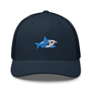 Casquette trucker rétro brodée de requins-marteaux - structurée avec un dos en résille de couleurs variées