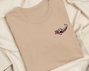 Maglietta ricamata con pesce koi: cotone leggero, vestibilità unisex