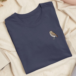 Broderad t-shirt med den lilla Athenaugglan: Lätt bomull, unisex passform