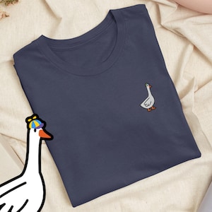 Propeller Hat Goose geborduurd T-shirt met comfortabele stretch - zacht, lichtgewicht, verschillende kleuren