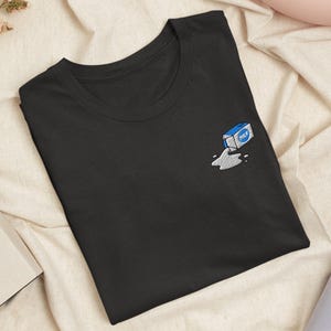 Gemorst melkpak geborduurd T-shirt met comfortabele stretch - Zacht, lichtgewicht, verschillende kleuren - Silly Dairy Drama