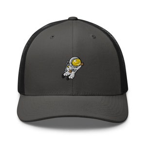 Gorra de camionero retro bordada con astronauta flotante: estructurada con parte posterior de malla en una variedad de colores