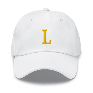 Gorra de papá bordada con letras universitarias personalizadas. Ajuste moderno. Sarga de algodón chino cómoda en una variedad de colores.