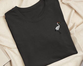 Maglietta ricamata con gru: cotone leggero, vestibilità unisex
