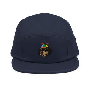 Gorra de camping bordada de 5 paneles con diseño de perro salchicha con hélice - Algodón puro, ajuste cómodo y variedad de colores - Doxie Lovers Art