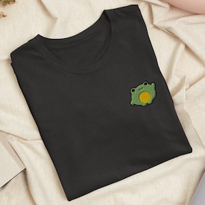 Camiseta bordada con rana de dibujos animados, cómoda y elástica: suave, ligera y en una variedad de colores.
