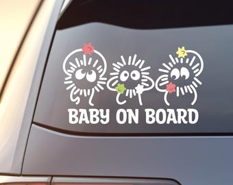 Pegatina de vinilo impermeable para ventana de coche con diseño de los duendes del hollín de El viaje de Chihiro, inspirada en el anime Ghibli, con la frase "Bebé a bordo". Regalo único para bebés.