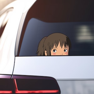 Puede incluir: Una pegatina de dibujos animados de una niña con cabello castaño asomándose por la ventana de un coche.