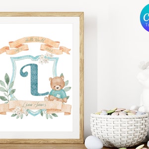 Kinderzimmer druckbare Kunst, anpassbare Vorlage für Canva, Teddybär mit Baby&#39;s Initial Crest, LJC #1