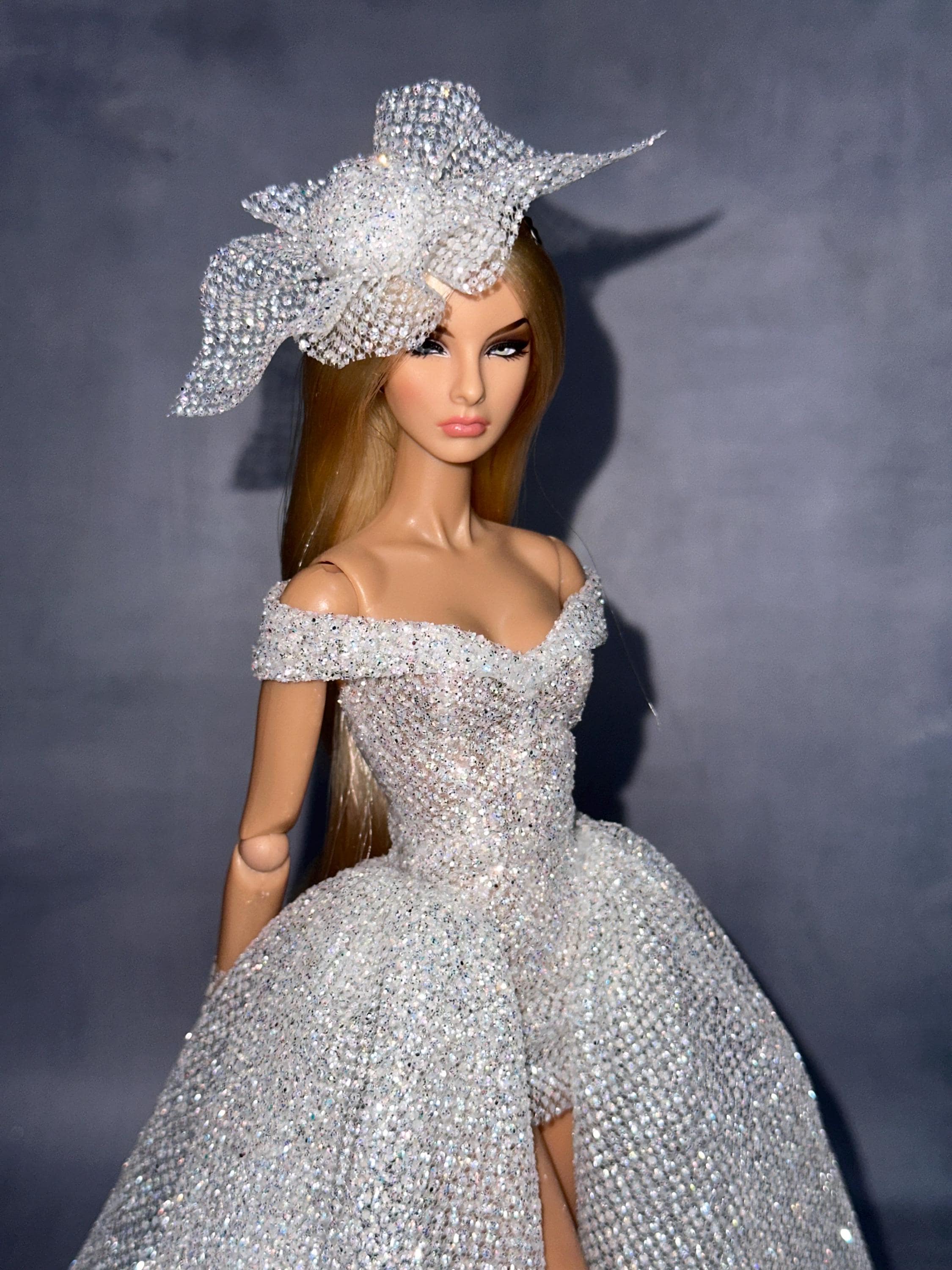 silver or gold with blue dress Sunset Beach Celebration Outfit 🌊✨ Elegant + Heels This dreamy beachside celebration look is the perfect mix of elegance and summer romance. The strapless blue floral dress creates a ED-005 main image 1