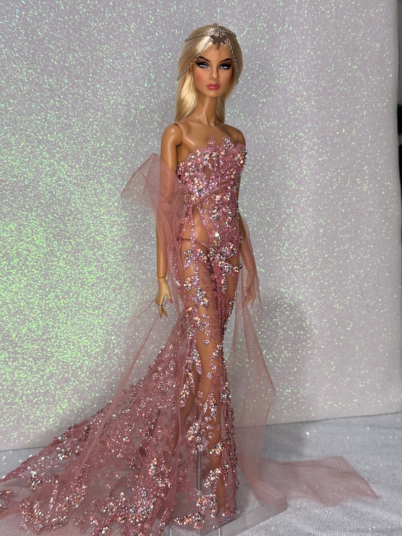 1:6 Puppenkleid. Schimmerndes Rosa Farbe Modepuppenkleid. Glitzer Kleid für integrierte Spielzeug. Abendkleid. Bild 1