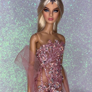 1:6 Puppenkleid. Schimmerndes Rosa Farbe Modepuppenkleid. Glitzer Kleid für integrierte Spielzeug. Abendkleid. Bild 2