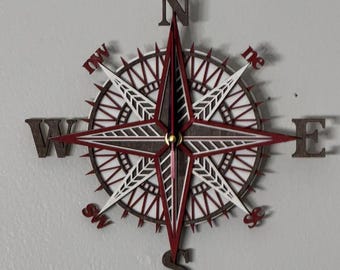 Reloj de brújula de madera de 5 capas / Reloj de pared cortado con láser / Decoración náutica con brújula / Reloj de madera en capas / Decoración para oficina o cabaña / Regalo para exploradores
