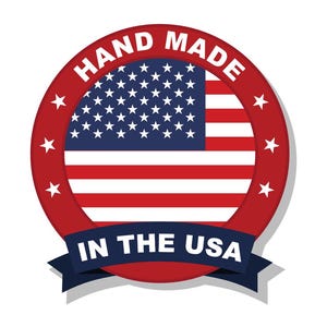 Puede incluir: Un emblema circular con la bandera de los Estados Unidos en el centro. El borde rojo contiene el texto blanco HAND MADE en la parte superior y estrellas blancas a los lados. Una cinta azul oscuro en la parte inferior muestra el texto IN THE USA.