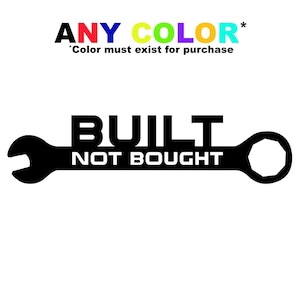 Może przedstawiać: Czarny grafika klucza z napisem "BUILT NOT BOUGHT" pogrubioną, wyśrodkowaną czcionką. Nad kluczem słowa "ANY COLOR" są w tęczy kolorów, z tekstem "Color must exist for purchase" poniżej.