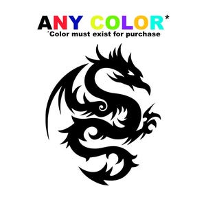 以下が含まれることがあります： 詳細なデザイン、翼、鋭い爪を持つ黒いドラゴンのシルエット。画像には、さまざまな色の「ANY COLOR」と「Color must exist for purchase」というテキストが含まれています。 ドラゴンは白い背景にあります。