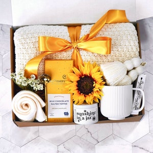 Coffret cadeau Sending Sunshine pour femme | Panier cadeau avec couverture et tasse, chocolat, bougie | Un cadeau de guérison pour elle, une pensée pour vous