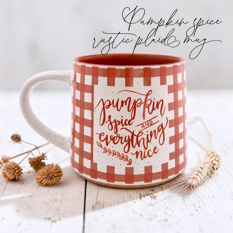 Puede incluir: Una taza de cer&aacute;mica con un patr&oacute;n de cuadros blancos y naranjas y un acabado moteado. El frente presenta el texto "pumpkin spice AND everything nice" en letra cursiva naranja. El interior de la taza es de color naranja s&oacute;lido.