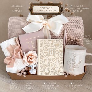 Puede incluir: Un set de regalo Cottage Comforts Box que incluye una manta de panal de 124 cm por 155 cm, un muestrario de t&eacute;, un bol&iacute;grafo de gel, calcetines crema con lazo, un mini tarro de miel con cuchar&oacute;n, un cuaderno de lino y una taza de lavanda.