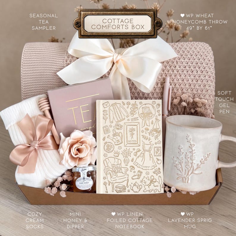 Puede incluir: Un set de regalo Cottage Comforts Box que incluye una manta de panal de 124 cm por 155 cm, un muestrario de t&eacute;, un bol&iacute;grafo de gel, calcetines crema con lazo, un mini tarro de miel con cuchar&oacute;n, un cuaderno de lino y una taza de lavanda.
