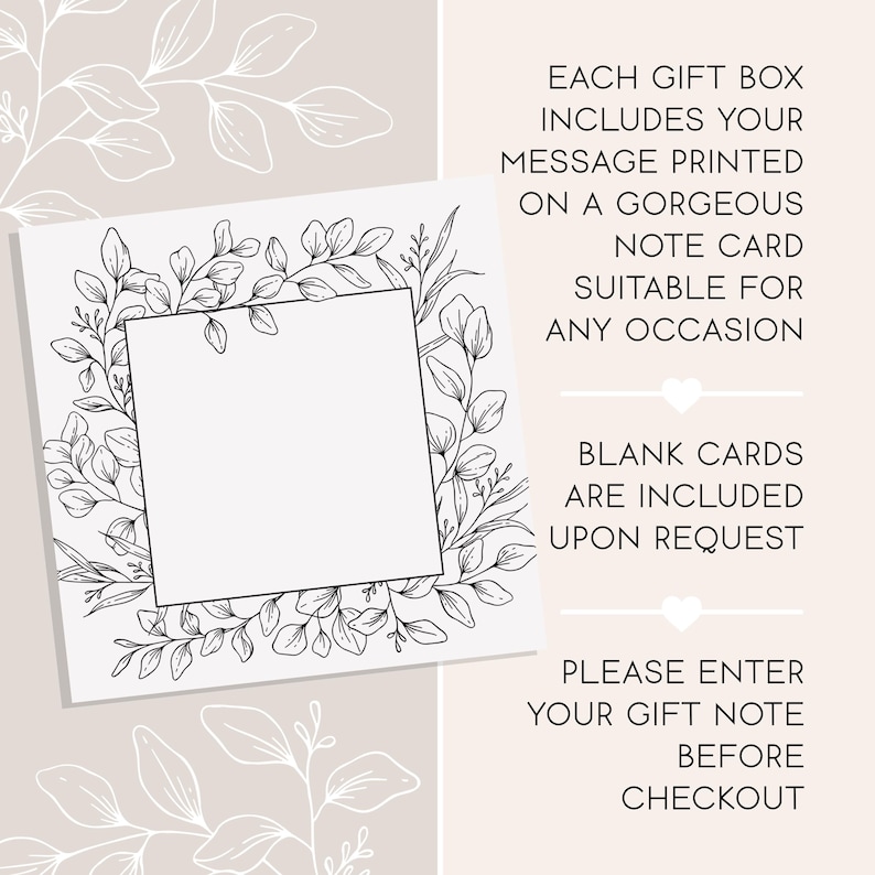 Op de afbeelding: Een vierkante witte notitiekaart met een zwarte botanische krans als lijntekening. De tekst luidt: EACH GIFT BOX INCLUDES YOUR MESSAGE PRINTED ON A GORGEOUS NOTE CARD SUITABLE FOR ANY OCCASION. BLANK CARDS ARE INCLUDED UPON REQUEST. PLEASE ENTER YOUR GIFT NOTE BEFORE CHECKOUT.