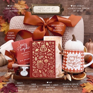 Puede incluir: Una caja de regalo que contiene una manta de punto color crema, una calabaza decorativa de lana, calcetines color crema, t&eacute; Spicy Pumpkin, un cuaderno con ilustraciones de calabazas doradas, un tarro de miel con cuchar&oacute;n, vaporizadores y una taza a cuadros.