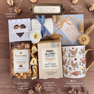 Puede incluir: Una caja de regalo que contiene una bolsa de palomitas de caramelo Popinsanity, un kit de pedicura Voesh Pedi in a Box, una taza blanca con patr&oacute;n de gallinas y asa dorada, una caja Sweet Treats, una caja Tea Sampler y calcetines crema.