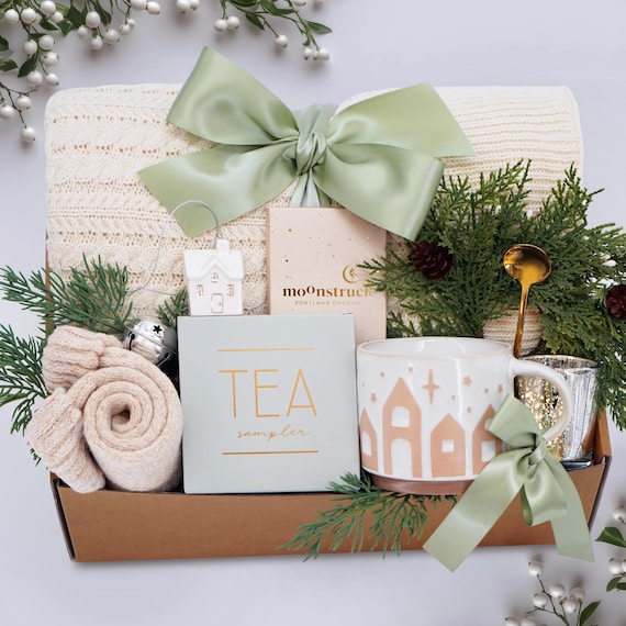 Cozy Gift Box: Knit Blanket, Relaxing Care Package, Holiday Season Gift, Cozy Winter Gift Set, Christmas Gift Box, Hostess Christmas Gifts
